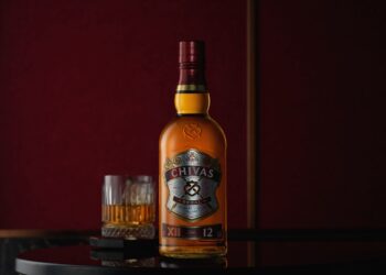La renovación de un ícono: Chivas 12 años lanza su nueva imagen disruptiva y sostenible