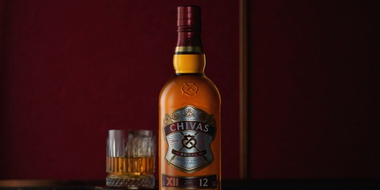 La renovación de un ícono: Chivas 12 años lanza su nueva imagen disruptiva y sostenible