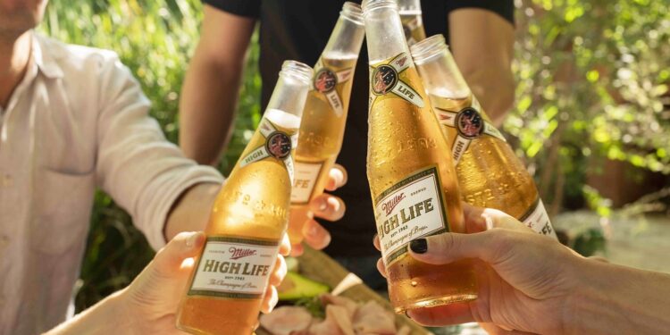 Llegó el verano y Miller High Life aterriza en Chile