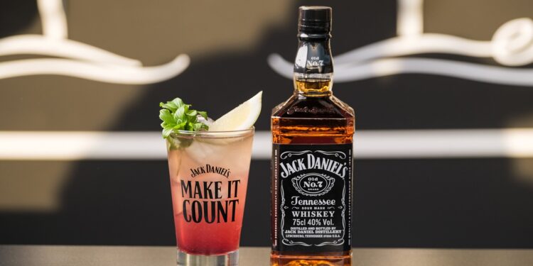 Jack Daniel’s, el whiskey oficial de Lollapalooza Chile 2023, sorprende con inédita coctelería tributo al Rock
