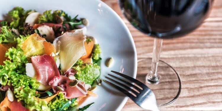 Cuatro recetas de ensaladas frescas y con proteínas para comenzar el año con energía