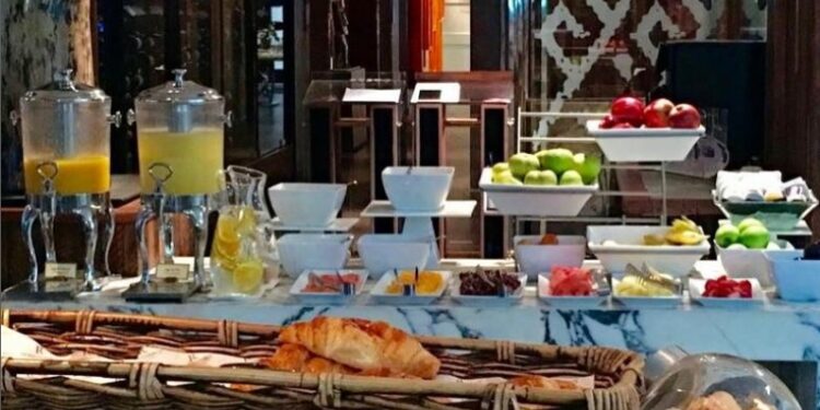 Sorprende a tu papá en Renaissance Santiago Hotel con una paella en vivo y una propuesta gastronómica única para celebrar su día