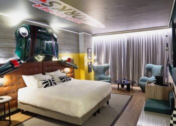 MINI celebra sus 65 años lanzando habitación temática de la marca en Pullman Santiago El Bosque