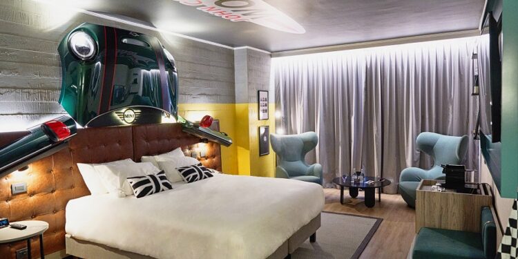 MINI celebra sus 65 años lanzando habitación temática de la marca en Pullman Santiago El Bosque