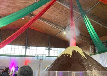 El volcán de chocolate más grande del mundo erupciona en Pucón junto a expositores internacionales
