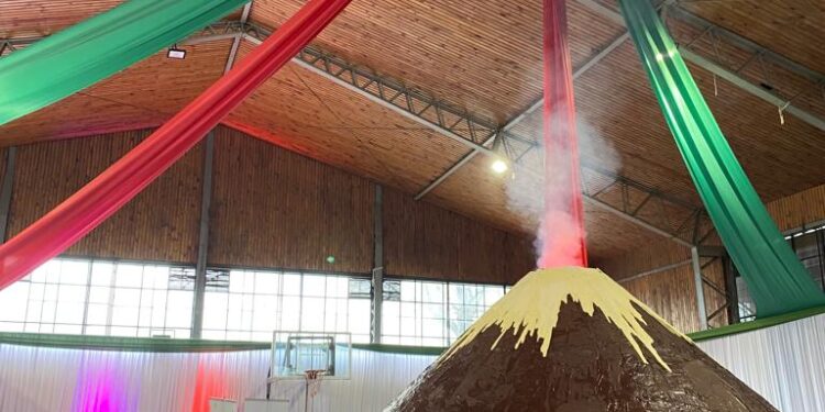 El volcán de chocolate más grande del mundo erupciona en Pucón junto a expositores internacionales