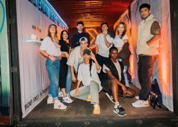 Converse Running 2025: Un remixeo de diseño retro y estilo en un evento vibrante