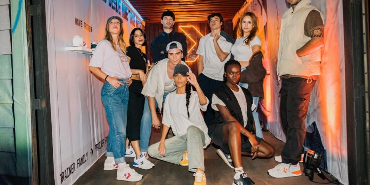 Converse Running 2025: Un remixeo de diseño retro y estilo en un evento vibrante