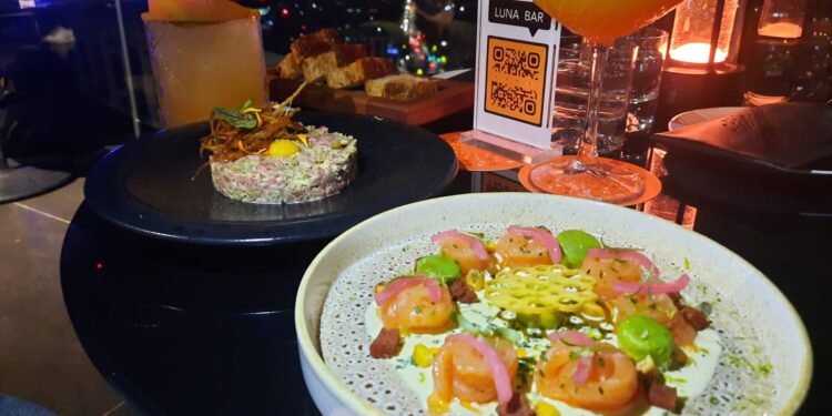 Luna Bar: cocteles de autor, altura y una postal perfecta de Santiago