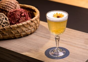 Estación Encantada: coctelería que se bebe como un relato en Courtyard Santiago Las Condes