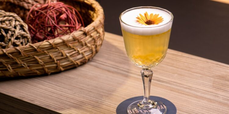 Estación Encantada: coctelería que se bebe como un relato en Courtyard Santiago Las Condes