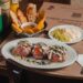 Crudos, ensaladas y jarras heladas: la nueva temporada se vive en Fuente Chilena