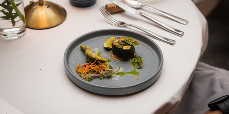 Pullman eleva los sabores andinos en una cena plant-based creada por 5 chefs internacionales