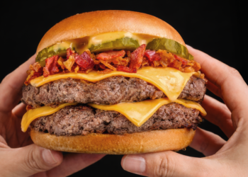 La nueva apuesta de Juan Maestro con tocino y cebolla crujiente: “Smashter Burger Crispy Bacon”