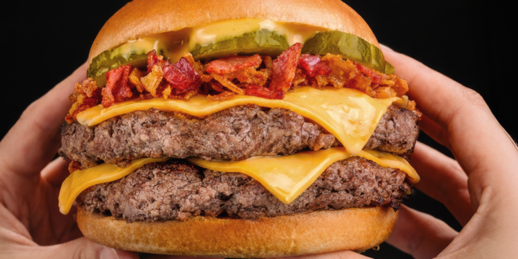 La nueva apuesta de Juan Maestro con tocino y cebolla crujiente: “Smashter Burger Crispy Bacon”