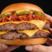 La nueva apuesta de Juan Maestro con tocino y cebolla crujiente: “Smashter Burger Crispy Bacon”
