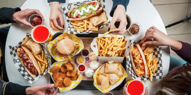 Doggis celebra 37 años con descuentos de hasta 40% y un año de consumo gratis