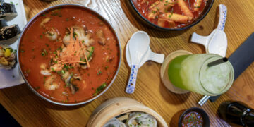 Mercado Condell fortalece su oferta y se consolida como polo gastronómico de Barrio Italia
