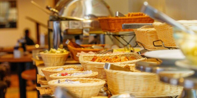 Desayunos para llevar: la tendencia hotelera que se adapta al ritmo de los viajeros