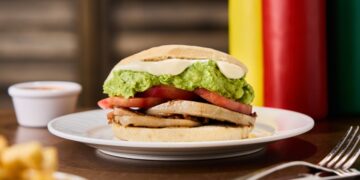 Sándwiches de Pernil, Arrollado y Lengua: tres íconos de las raíces chilenas que siguen vigentes en Fuente Chilena